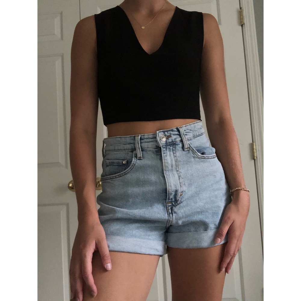Black V-neck Crop Top